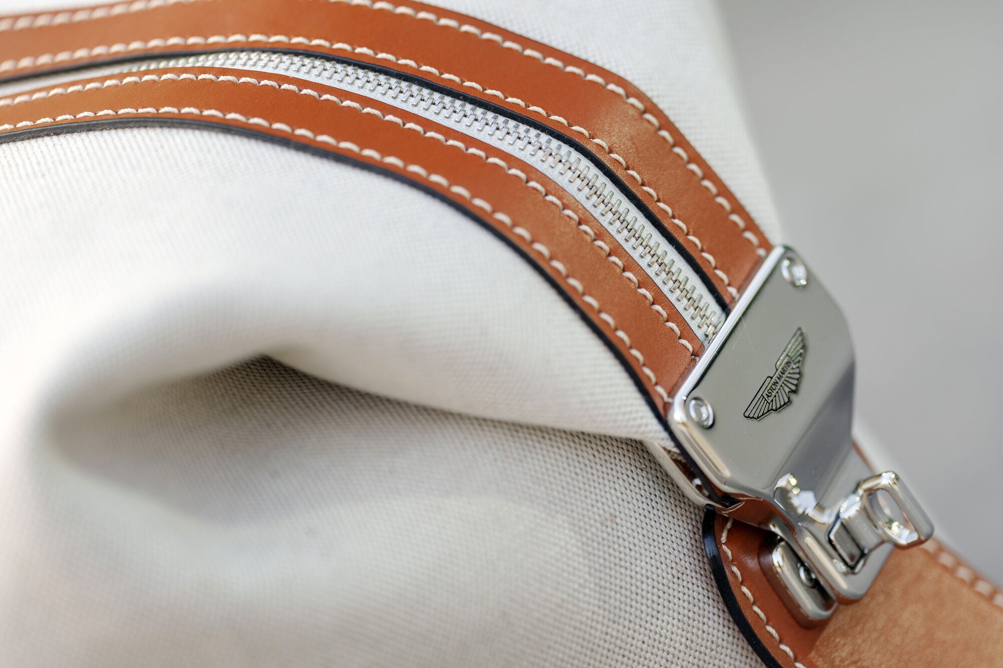 Aston Martin Small Cream & Tan Holdall - Image 5